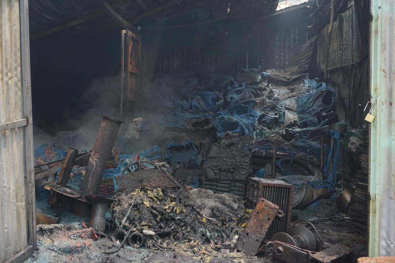 Cháy lớn tại nhà kho gần âu thuyền Thọ Quang, khói đen bốc cao hàng chục mét