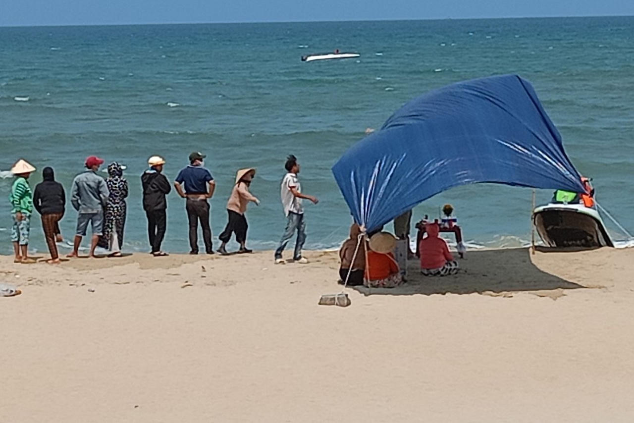 Tìm thấy 1 thi thể trong vụ anh em song sinh bị sóng cuốn trôi ở Đà Nẵng