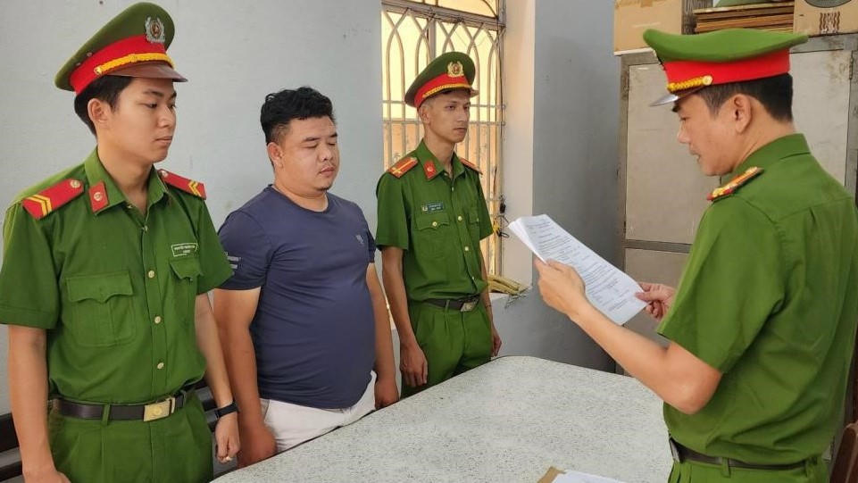 Lừa nhận làm giấy tờ xe máy để chiếm đoạt tiền