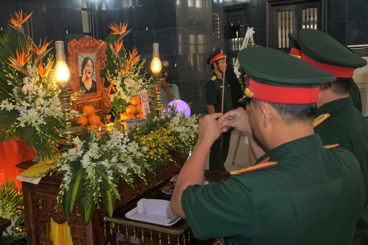 Xúc động cảnh tiễn đưa NSND Tường Vi về nơi an nghỉ cuối cùng