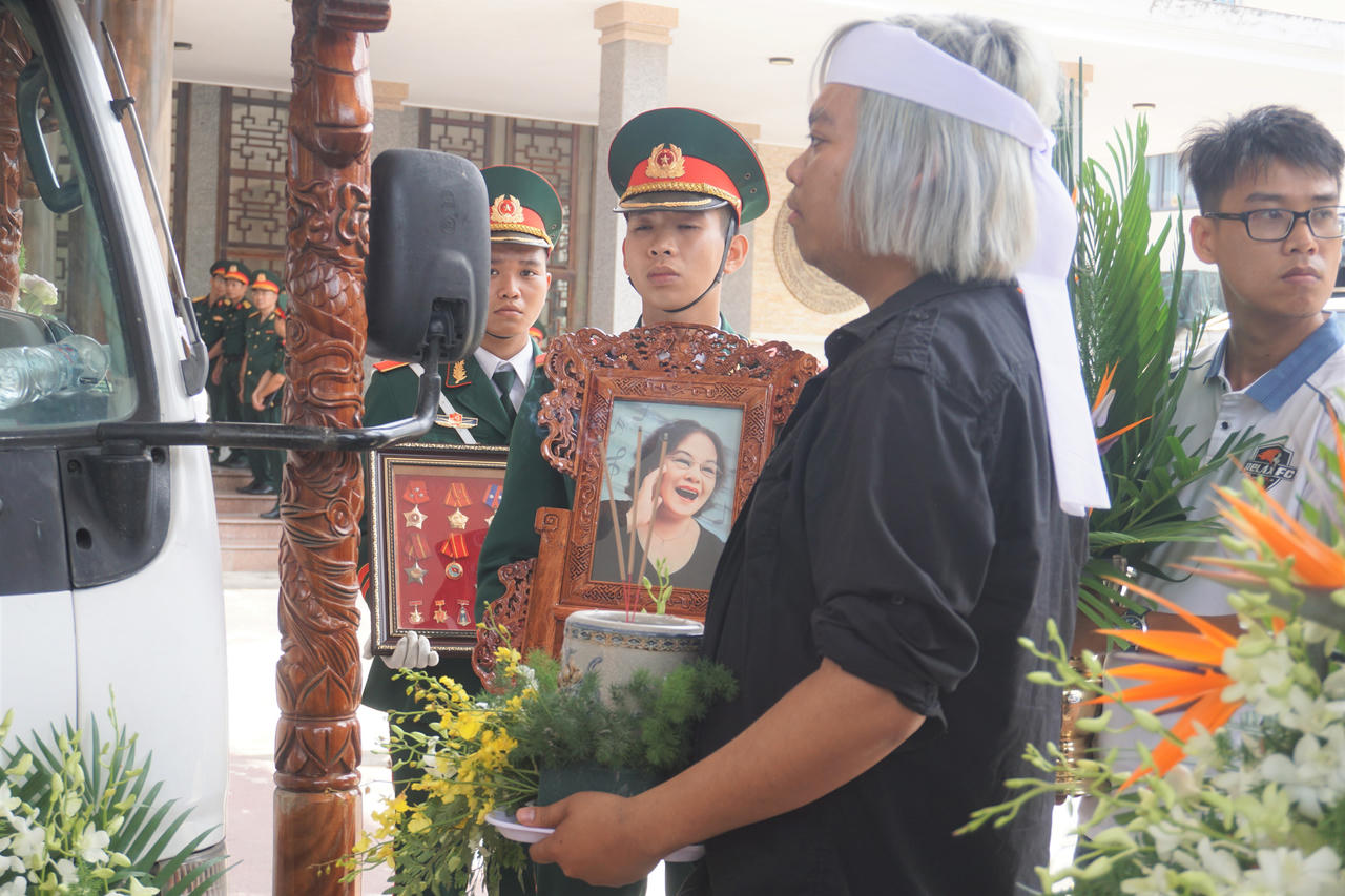 Xúc động cảnh tiễn đưa NSND Tường Vi về nơi an nghỉ cuối cùng