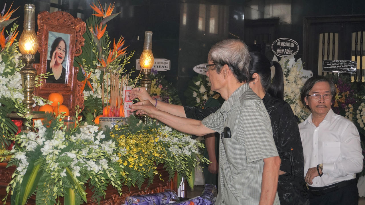 Xúc động cảnh tiễn đưa NSND Tường Vi về nơi an nghỉ cuối cùng