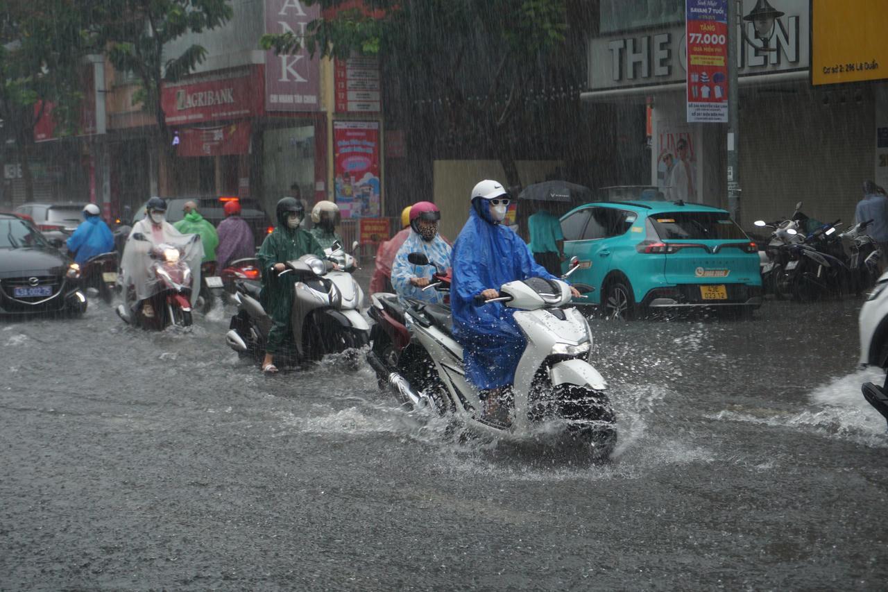 Đà Nẵng mưa lớn, nhiều tuyến phố trung tâm ngập nặng