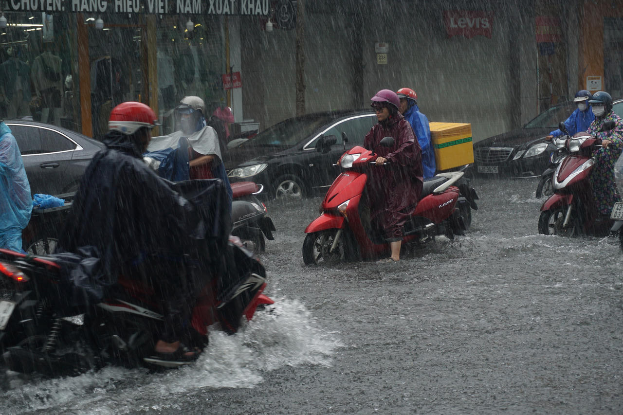 Đà Nẵng mưa lớn, nhiều tuyến phố trung tâm ngập nặng