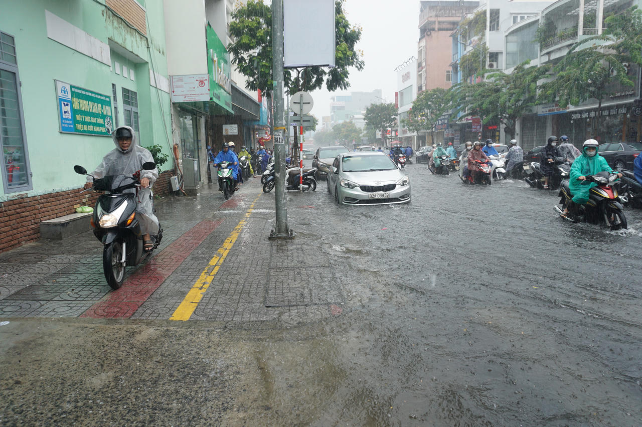 Đà Nẵng mưa lớn, nhiều tuyến phố trung tâm ngập nặng