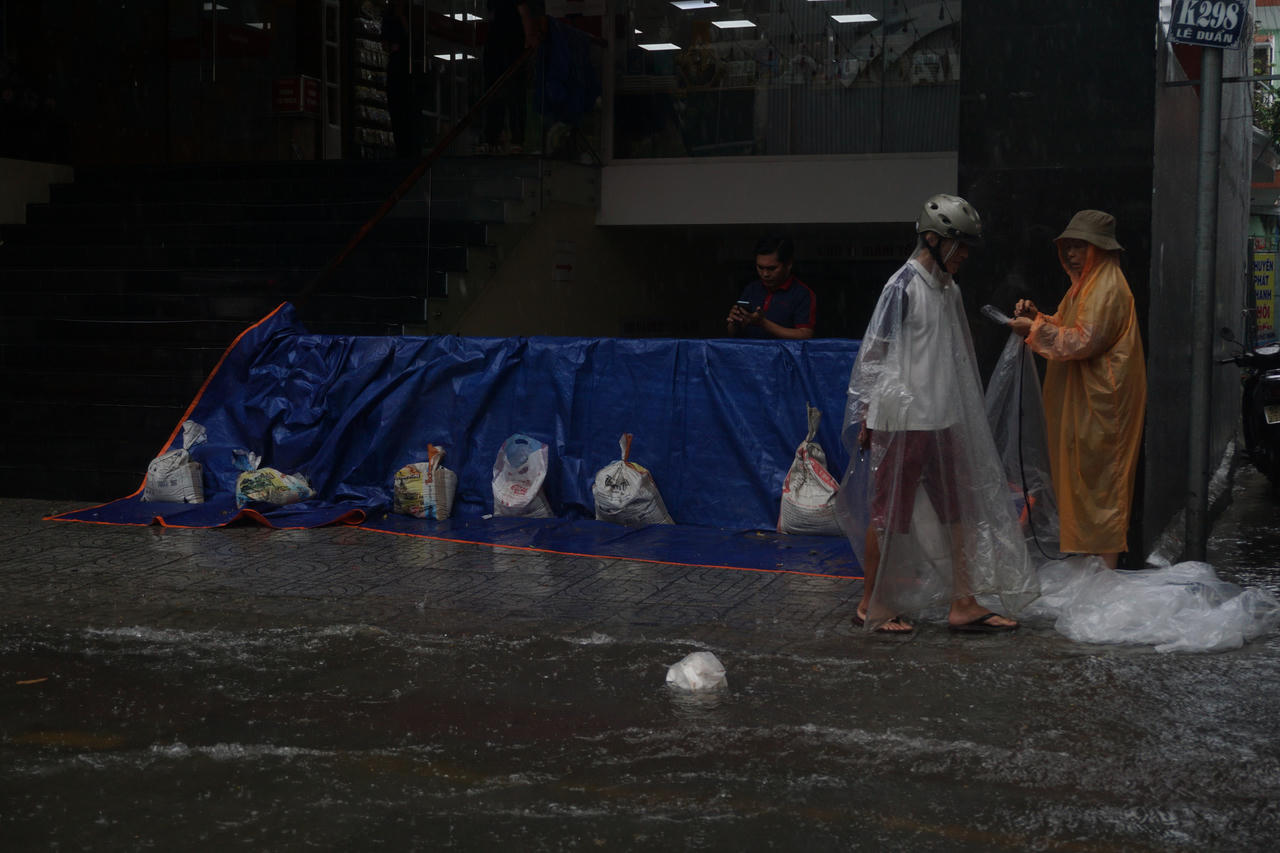 Đà Nẵng mưa lớn, nhiều tuyến phố trung tâm ngập nặng