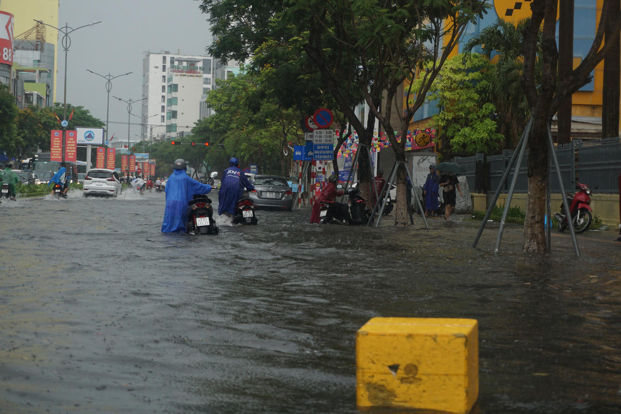 Đà Nẵng mưa lớn, nhiều tuyến phố trung tâm ngập nặng