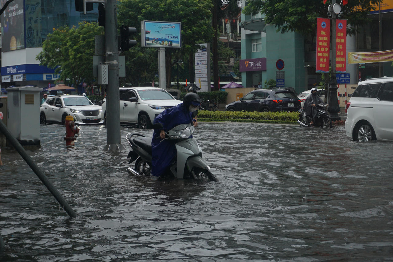 Đà Nẵng mưa lớn, nhiều tuyến phố trung tâm ngập nặng