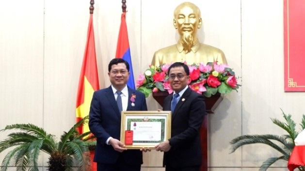 Trao Huân chương Tự do của Nhà nước Lào cho ông Trần Phước Sơn