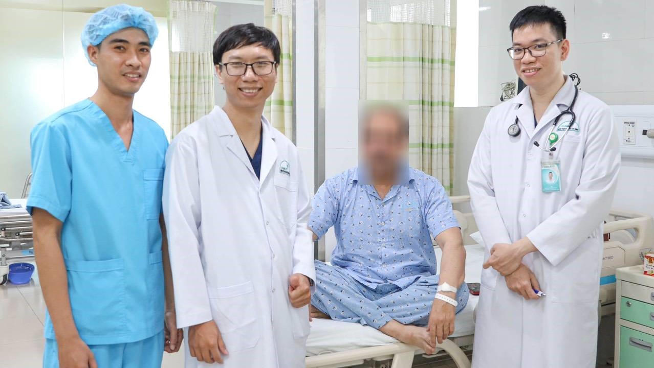 Cứu sống trọng tài người Pakistan bị nhồi máu cơ tim