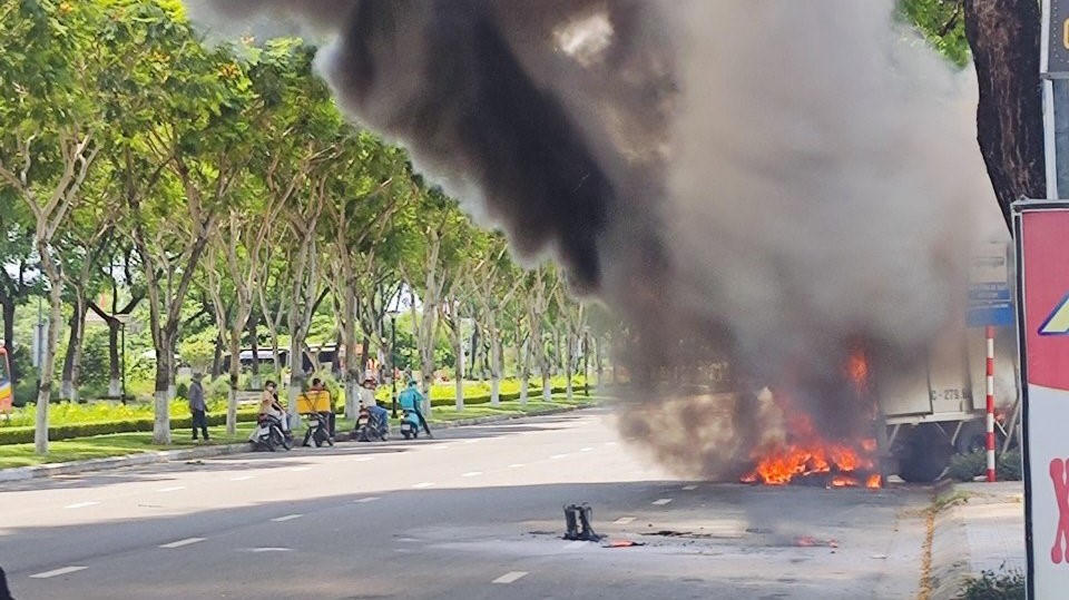 Xe tải bốc lửa dữ dội khi lưu thông trên đường, thùng hàng cháy rụi