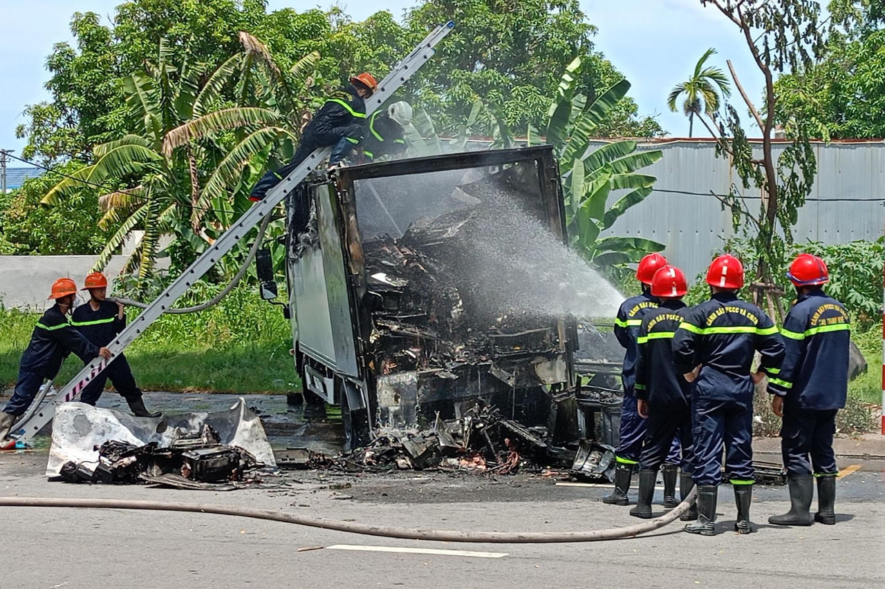 Xe tải bốc lửa dữ dội khi lưu thông trên đường, thùng hàng cháy rụi