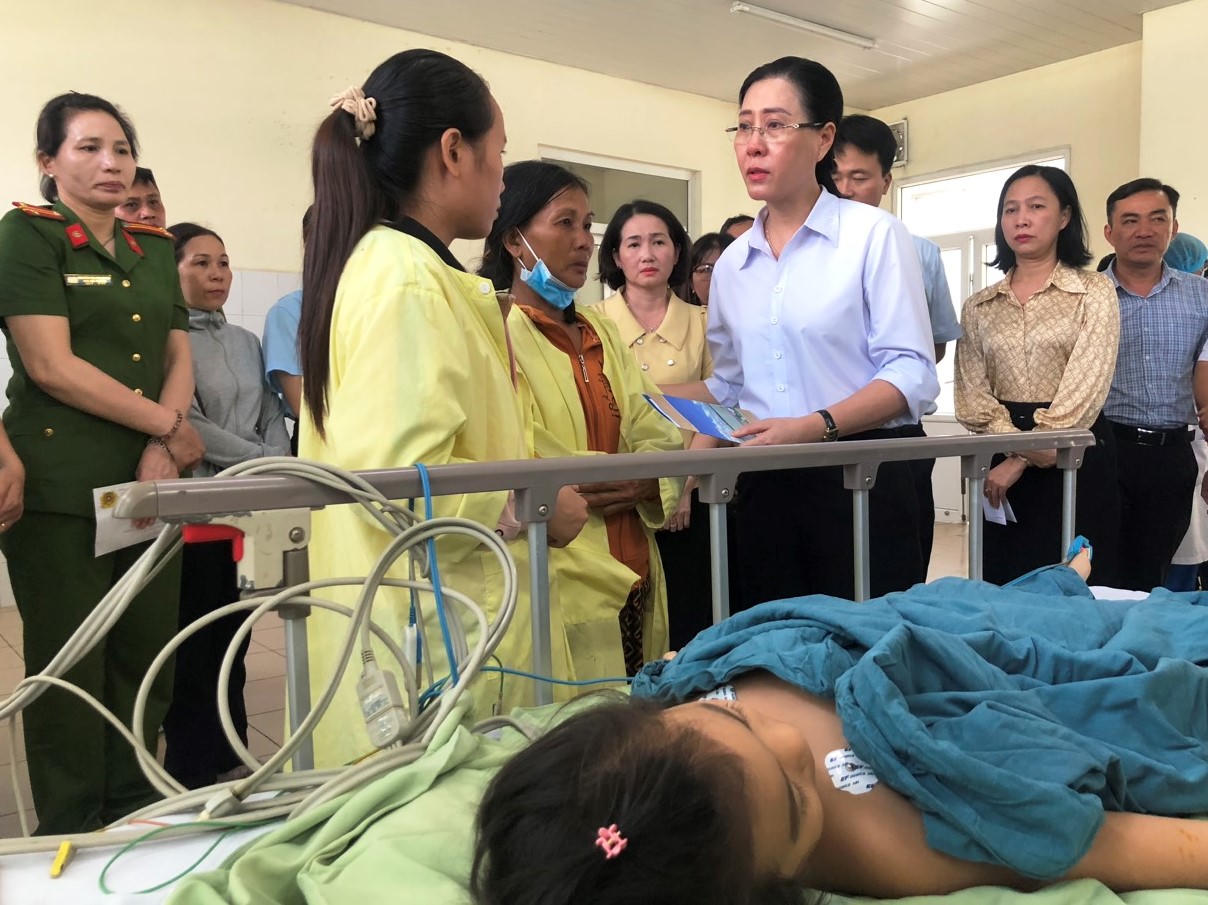 Vụ án mạng nghiêm trọng 4 người trong gia đình thương vong: Bí thư Tỉnh ủy thăm hai cháu nhỏ