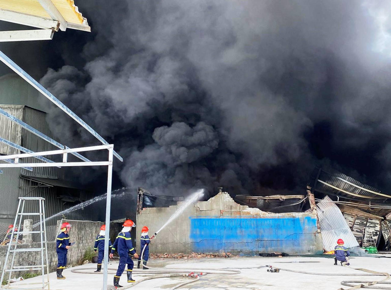 Xưởng sản xuất đồ nhựa ở Quảng Nam bốc cháy ngùn ngụt