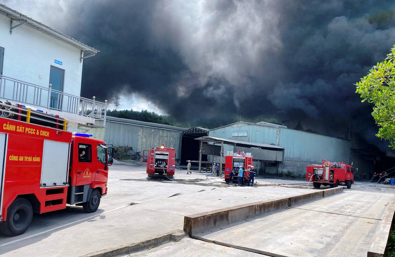 Xưởng sản xuất đồ nhựa ở Quảng Nam bốc cháy ngùn ngụt