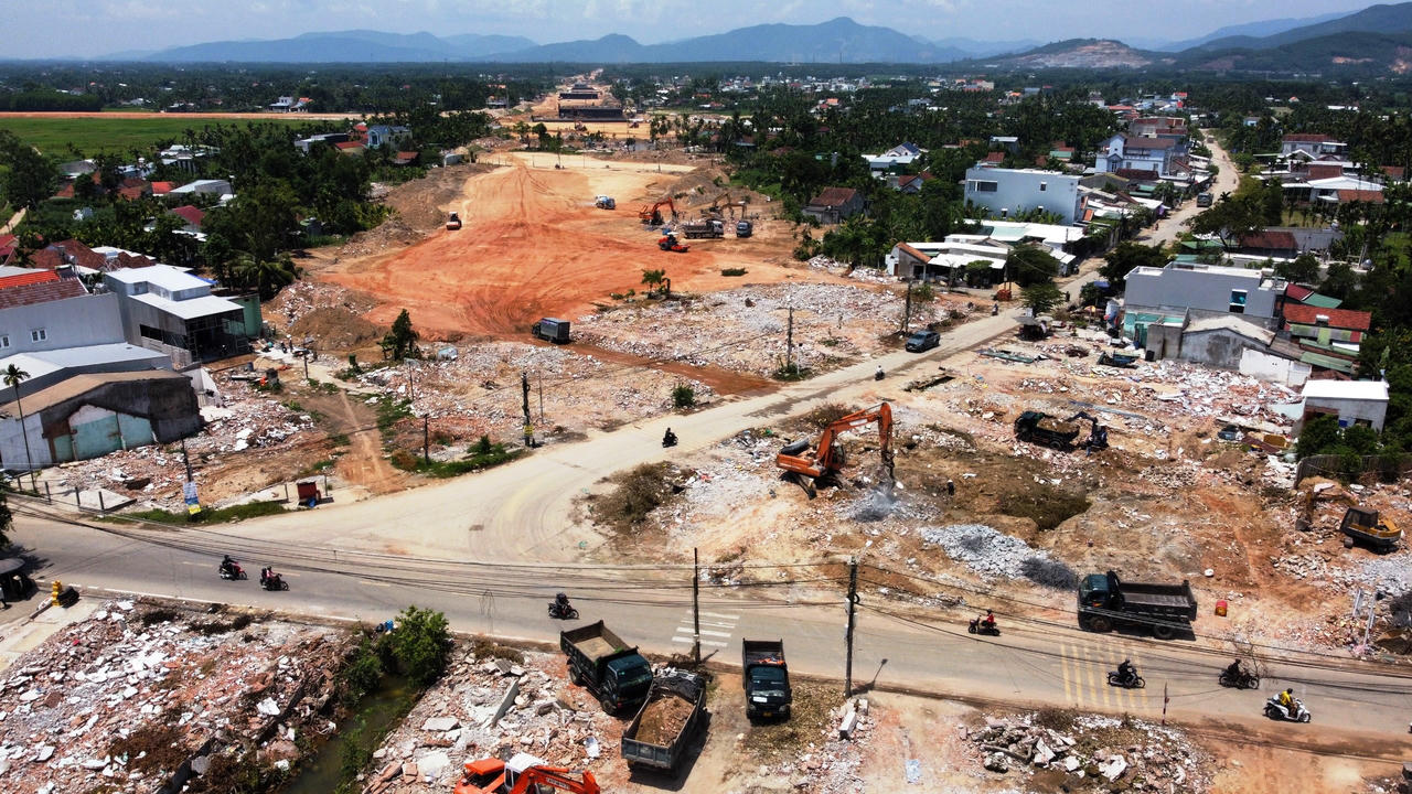 Cao tốc vào giai đoạn nước rút, người dân Quảng Ngãi tháo dỡ nhà cửa, giao mặt bằng thi công