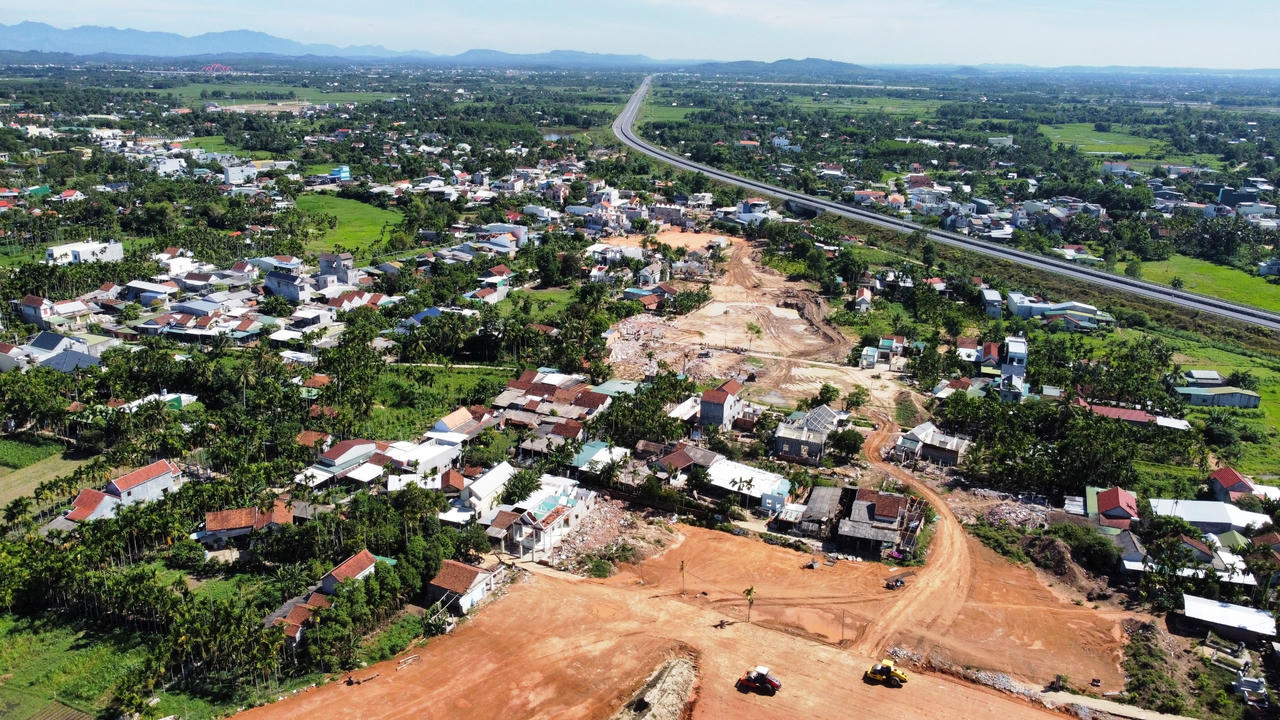 Cao tốc vào giai đoạn nước rút, người dân Quảng Ngãi tháo dỡ nhà cửa, giao mặt bằng thi công