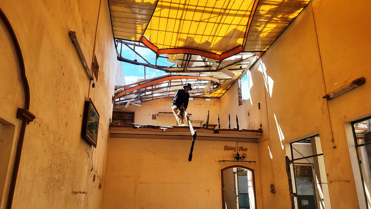 Cao tốc vào giai đoạn nước rút, người dân Quảng Ngãi tháo dỡ nhà cửa, giao mặt bằng thi công