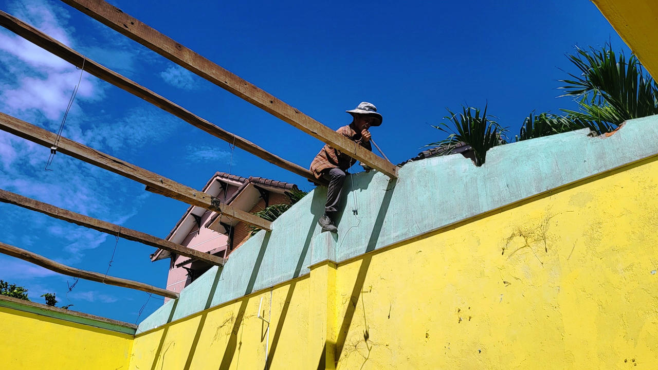 Cao tốc vào giai đoạn nước rút, người dân Quảng Ngãi tháo dỡ nhà cửa, giao mặt bằng thi công