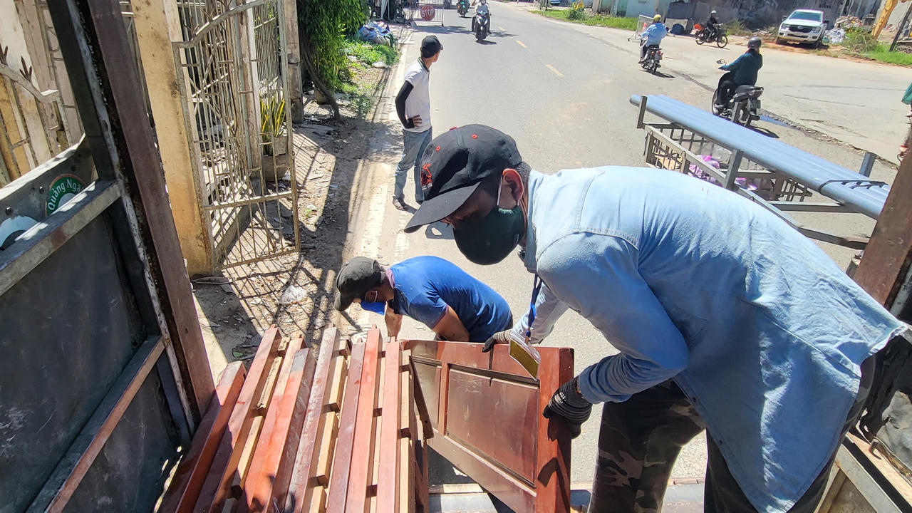 Cao tốc vào giai đoạn nước rút, người dân Quảng Ngãi tháo dỡ nhà cửa, giao mặt bằng thi công