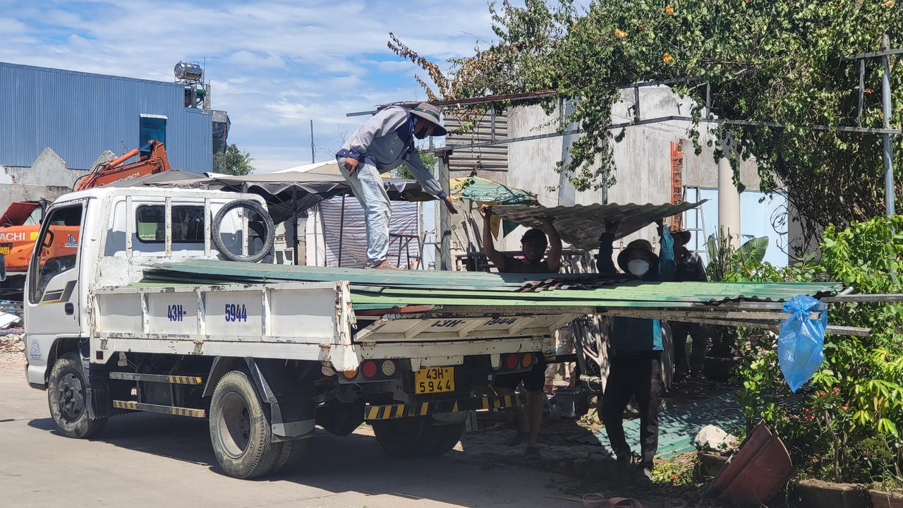 Cao tốc vào giai đoạn nước rút, người dân Quảng Ngãi tháo dỡ nhà cửa, giao mặt bằng thi công