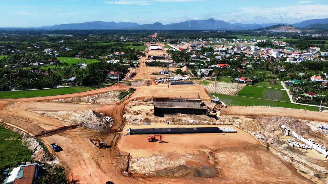 Cao tốc vào giai đoạn nước rút, người dân Quảng Ngãi tháo dỡ nhà cửa, giao mặt bằng thi công