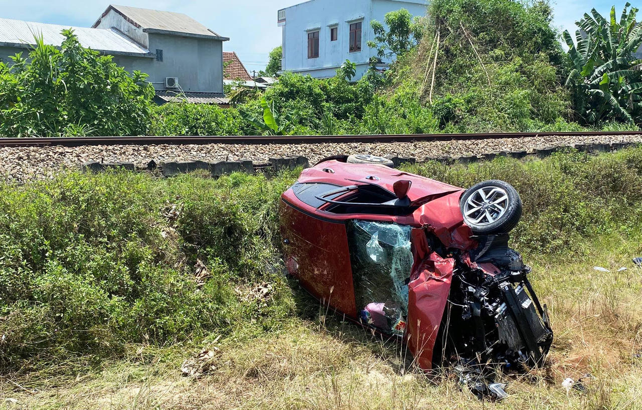 Băng qua đường ray thiếu quan sát, ô tô con bị tàu hỏa hất văng chục mét