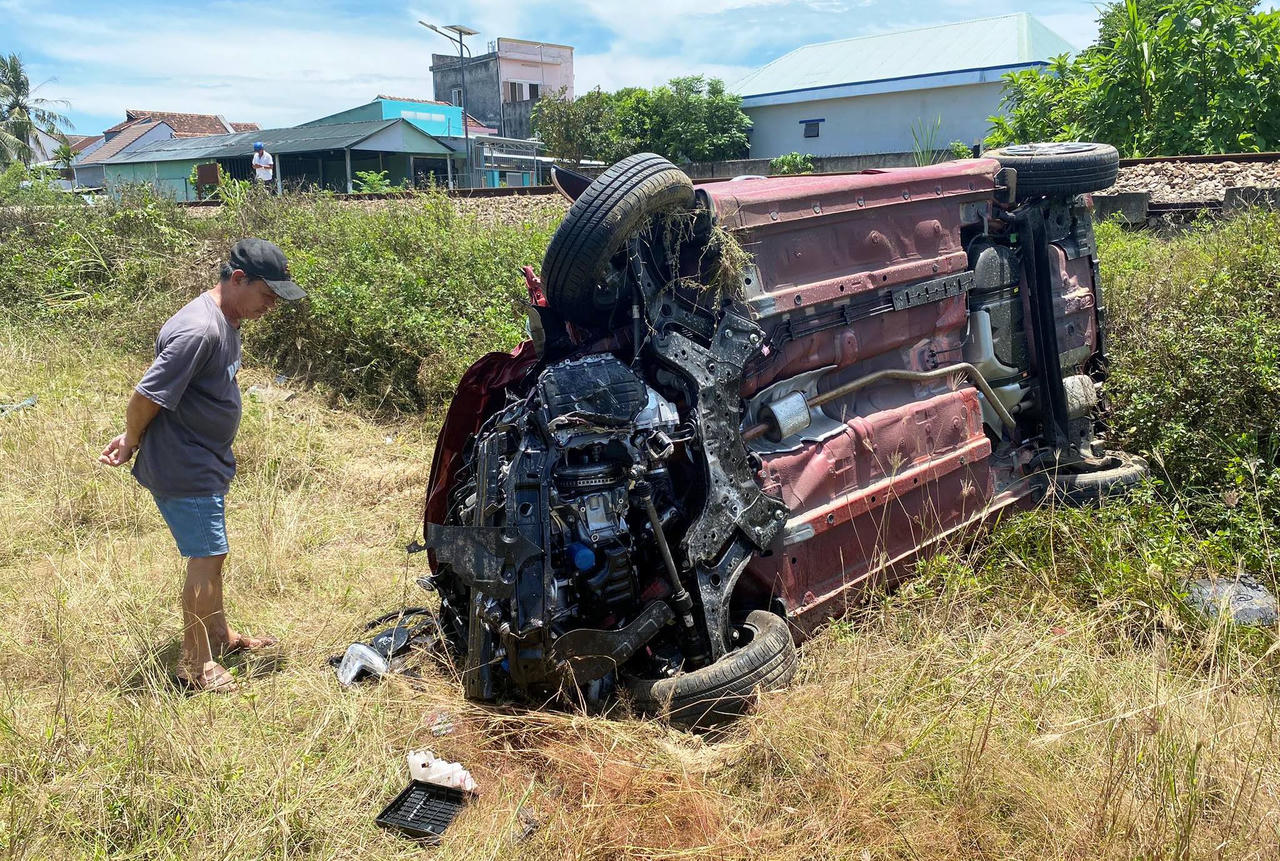 Băng qua đường ray thiếu quan sát, ô tô con bị tàu hỏa hất văng chục mét