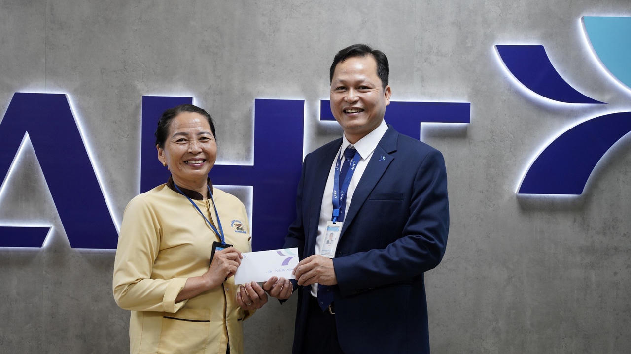 Nữ nhân viên vệ sinh trả lại balo chứa gần 1,4 tỷ đồng nhặt được