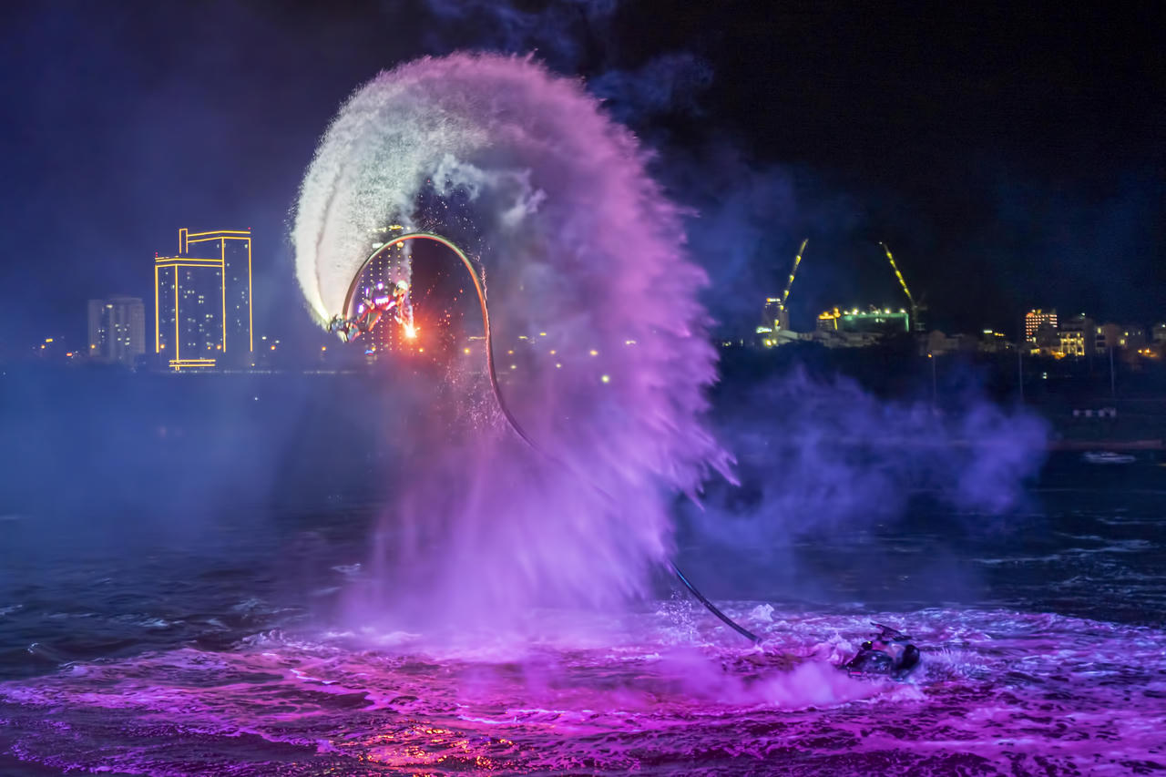 Mãn nhãn với show nghệ thuật bên sông Hàn vừa ra mắt tại Đà Nẵng