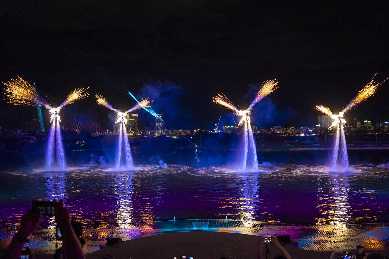 Mãn nhãn với show nghệ thuật bên sông Hàn vừa ra mắt tại Đà Nẵng