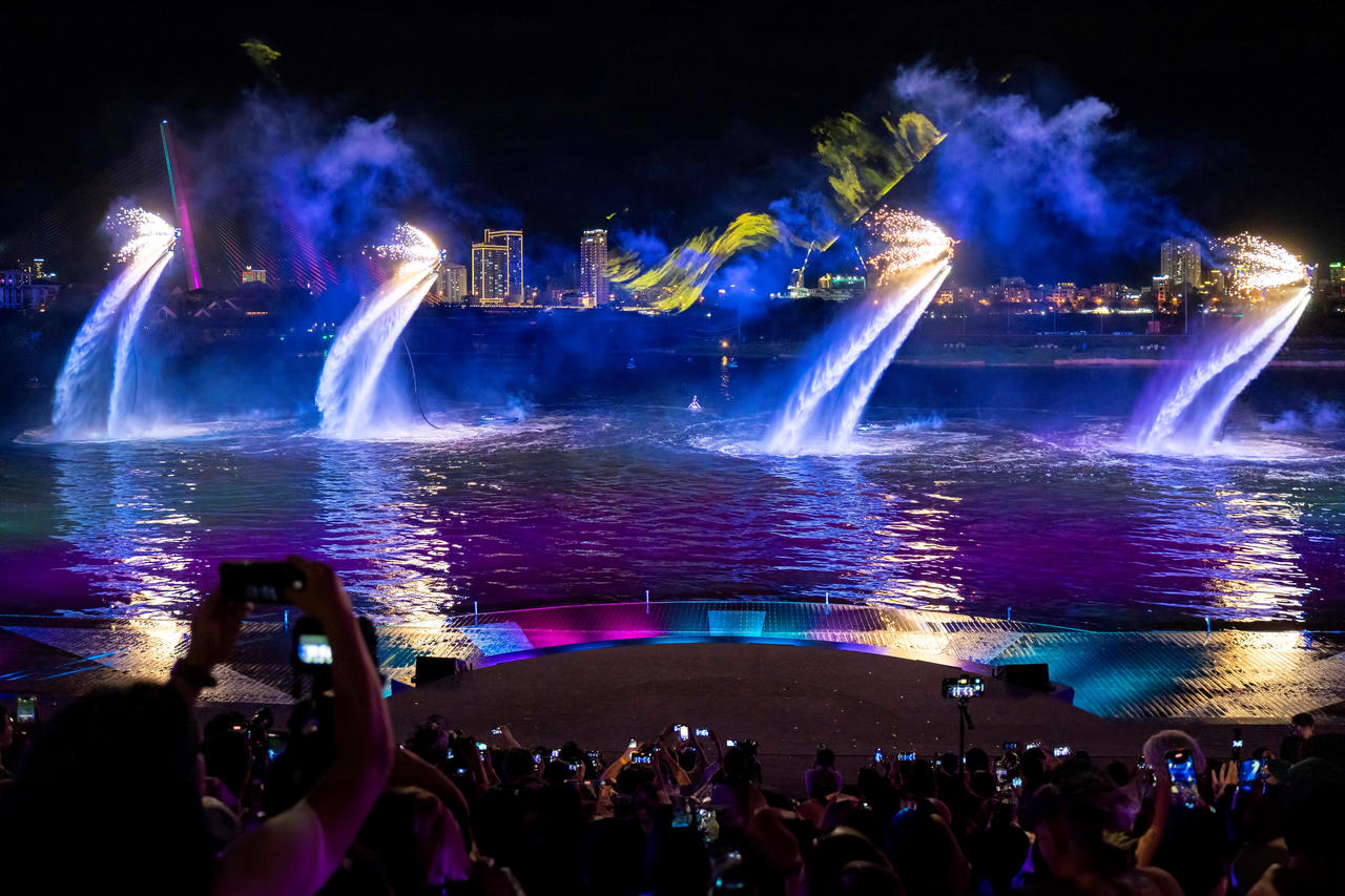 Mãn nhãn với show nghệ thuật bên sông Hàn vừa ra mắt tại Đà Nẵng