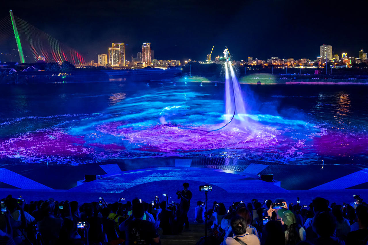 Mãn nhãn với show nghệ thuật bên sông Hàn vừa ra mắt tại Đà Nẵng