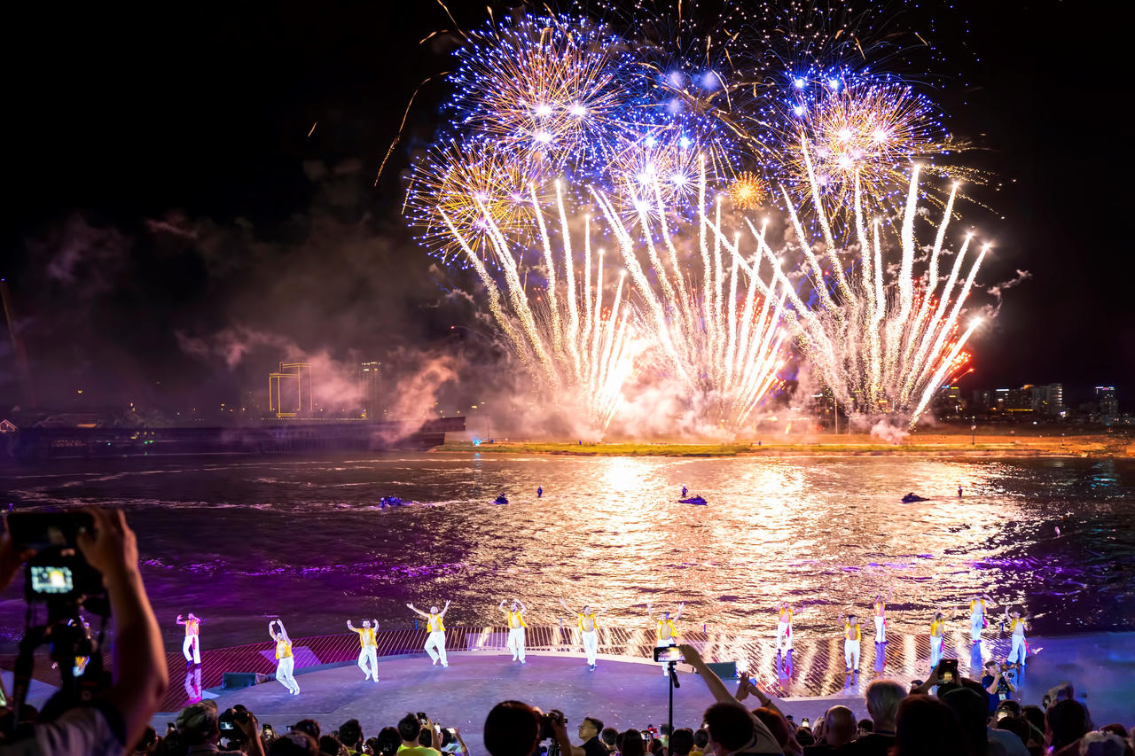 Mãn nhãn với show nghệ thuật bên sông Hàn vừa ra mắt tại Đà Nẵng