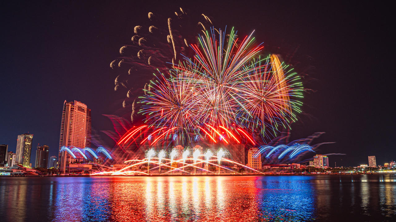 Máy bay tăng chuyến, khách sạn kín phòng trước 'giờ G' chung kết pháo hoa