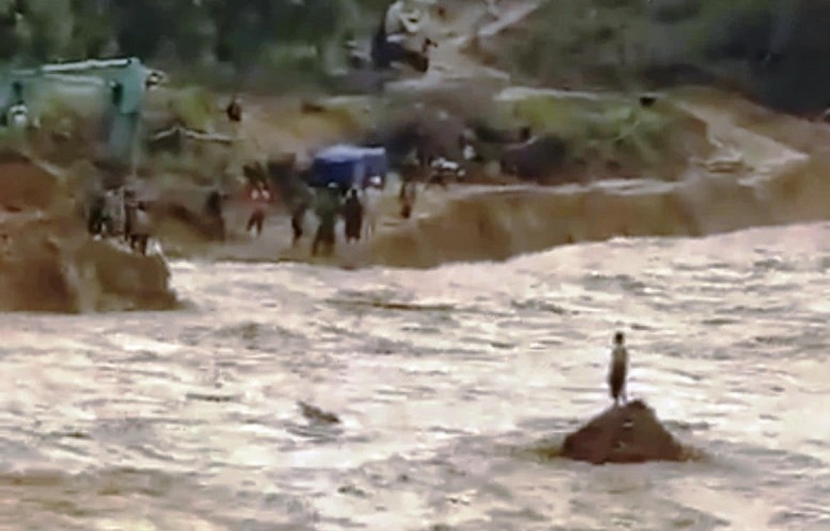 Giải cứu một người đàn ông bị mắc kẹt giữa dòng lũ.