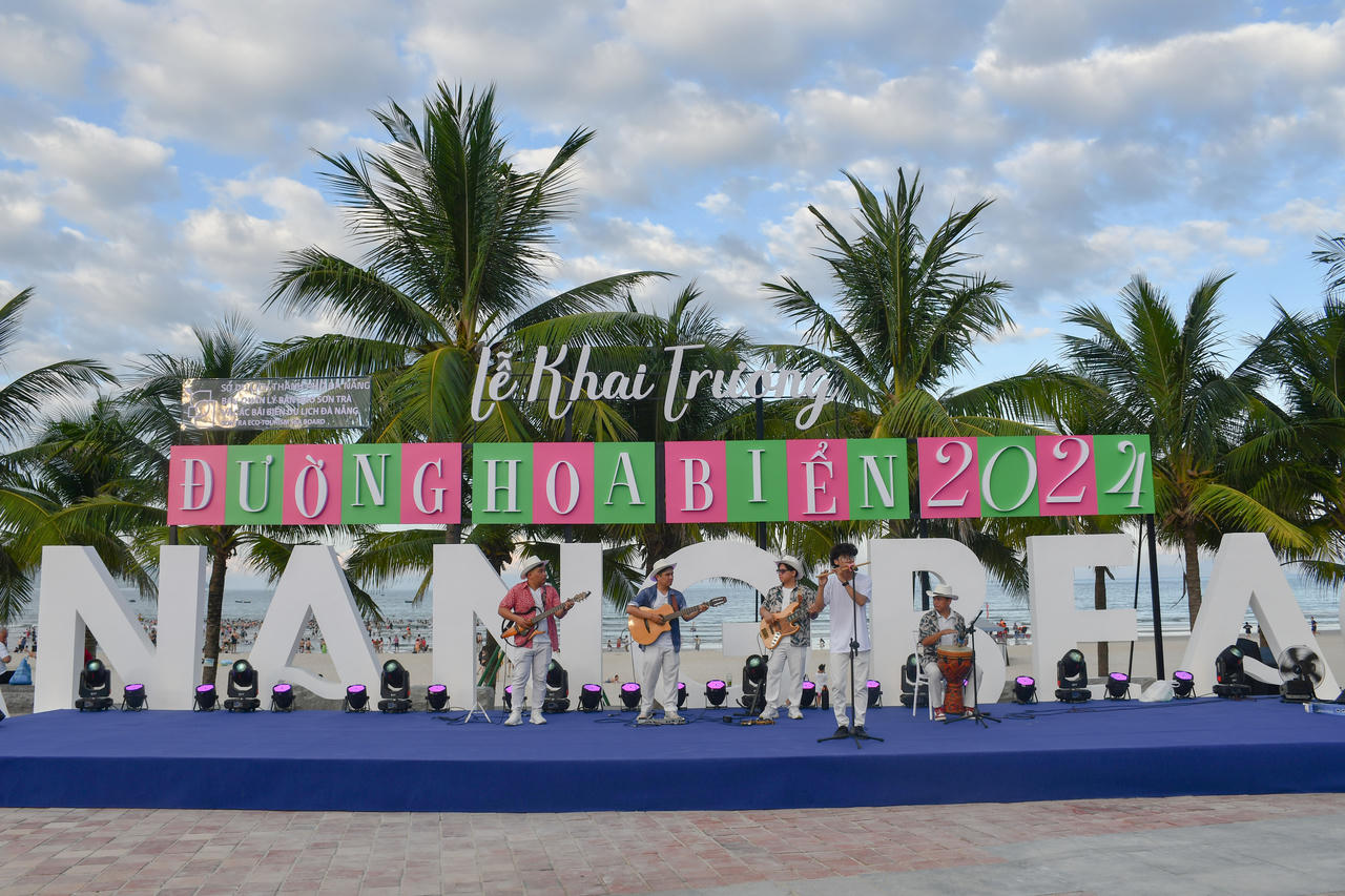 Ngắm nhìn đường Hoa Biển Đà Nẵng vừa đưa vào hoạt động