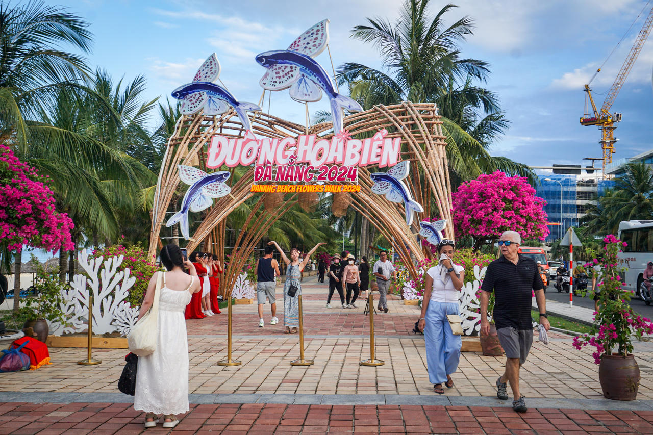 Ngắm nhìn đường Hoa Biển Đà Nẵng vừa đưa vào hoạt động