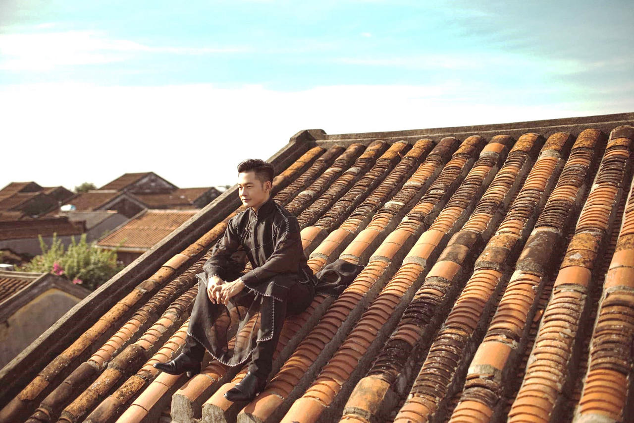 Dân mạng phản ứng hình ảnh ca sĩ Đức Tuấn đứng chụp hình trên mái nhà phố cổ Hội An