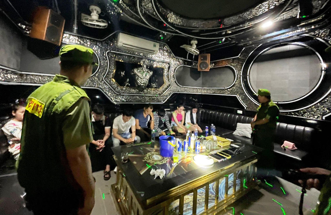 Bắt nhóm “nam thanh nữ tú” phê ma túy trong quán karaoke lúc rạng sáng