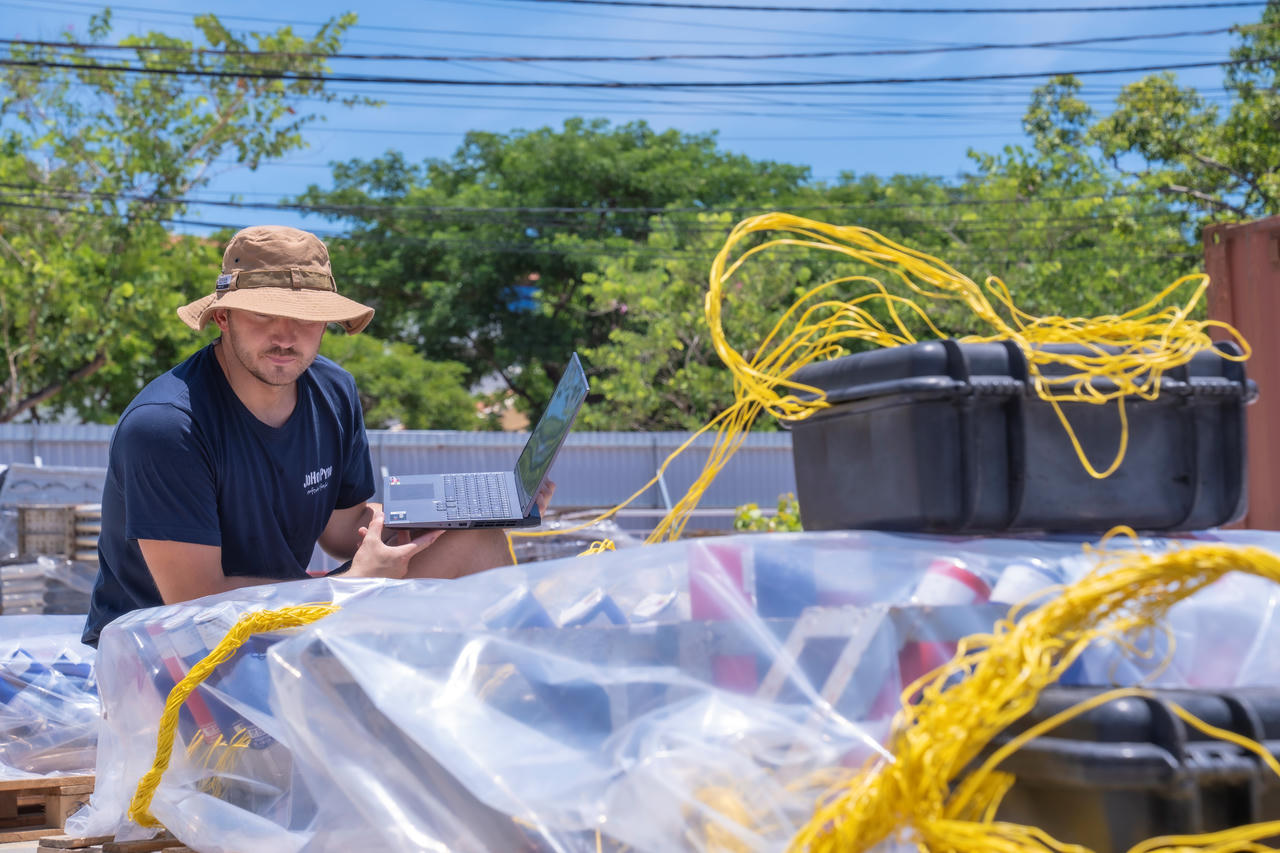 Máy bay tăng chuyến, khách sạn kín phòng trước 'giờ G' chung kết pháo hoa