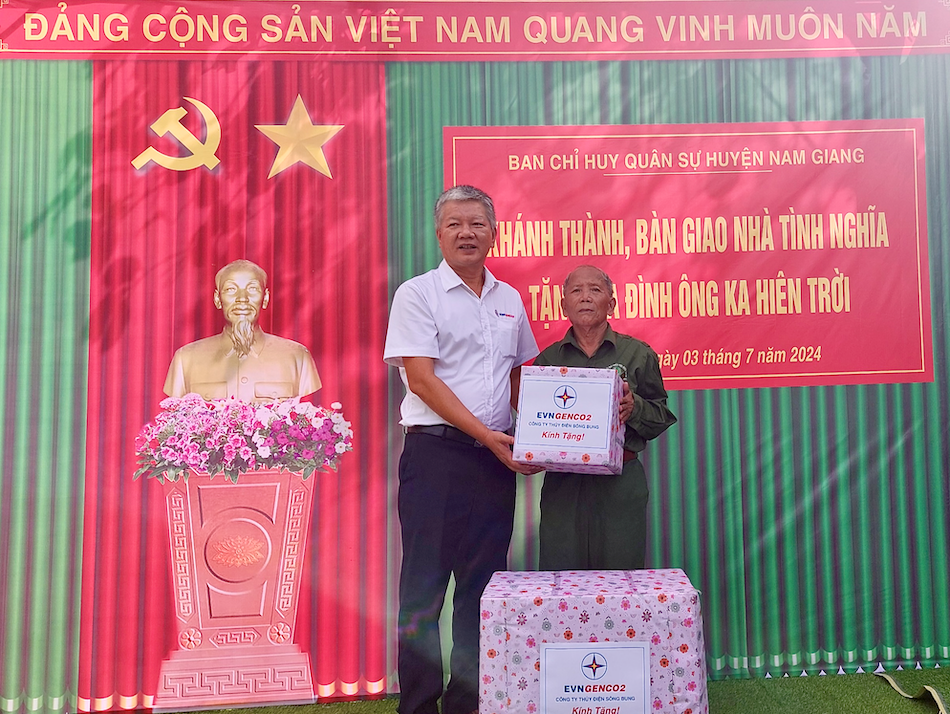 Trao nhà tình nghĩa cho gia đình chính sách huyện miền núi Nam Giang