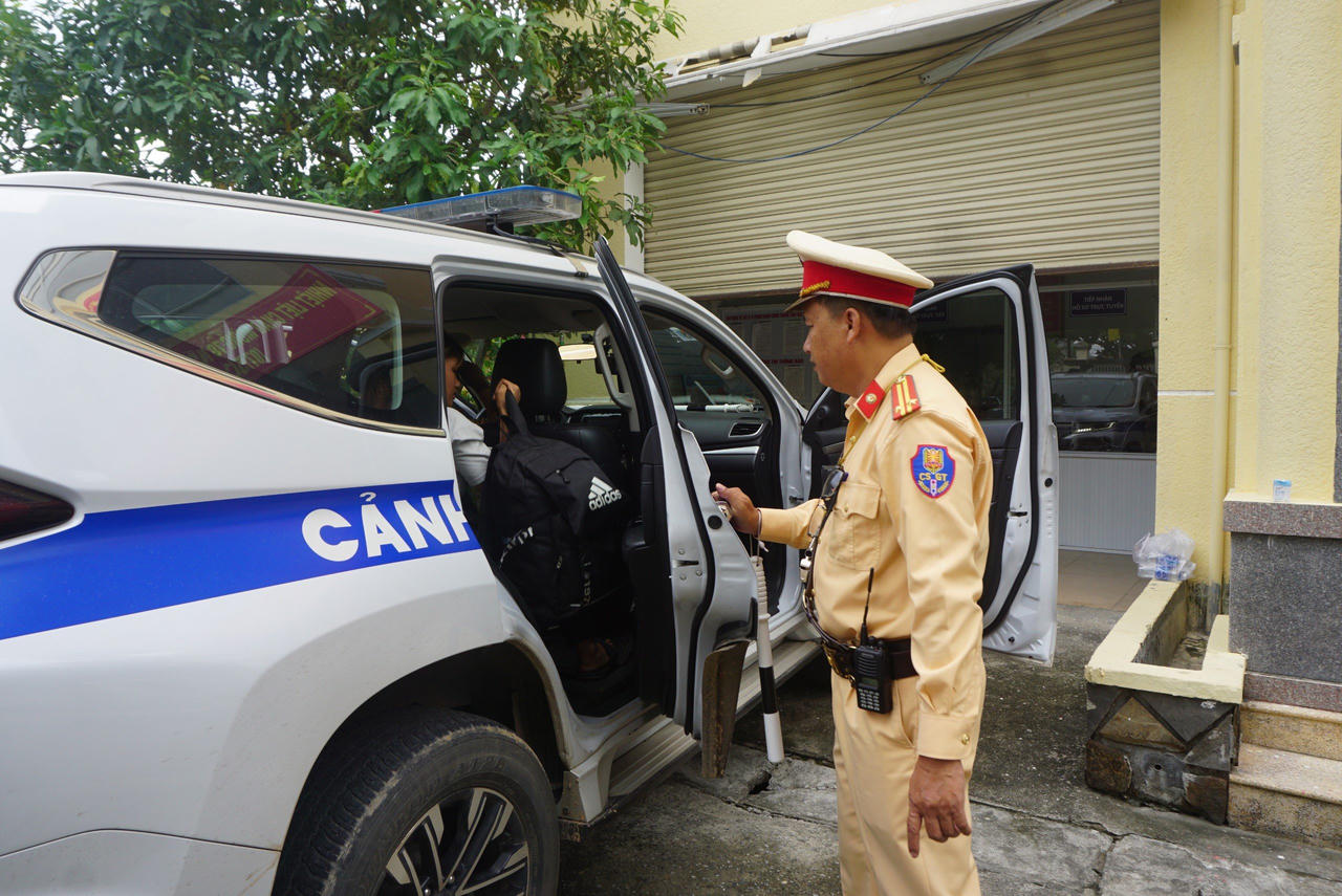 Công an Đà Nẵng hỗ trợ gia đình cháu nhỏ phải đi bộ từ Bình Dương về Tuyên Quang