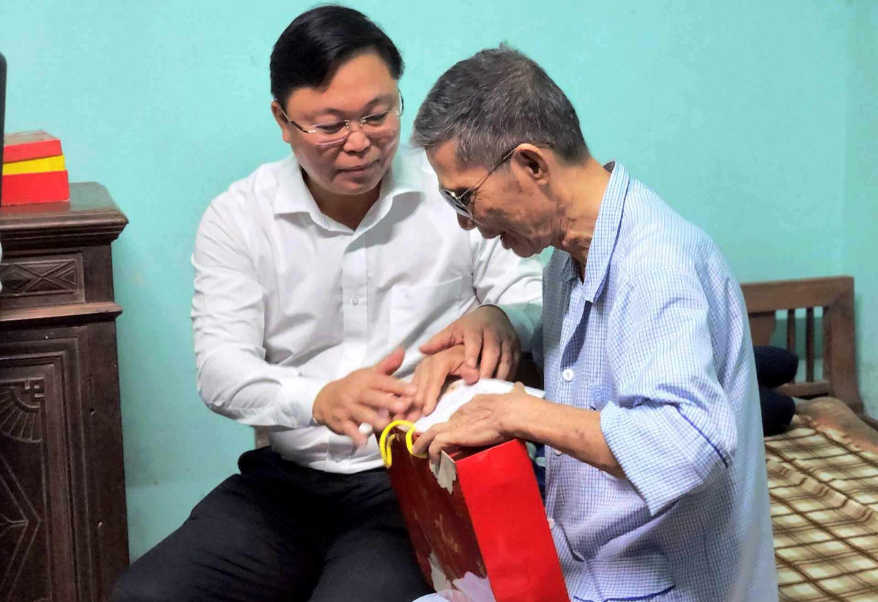 Chủ tịch Mặt trận tổ quốc tỉnh Quảng Nam tới thăm gia đình người có công tại huyện Đại Lộc