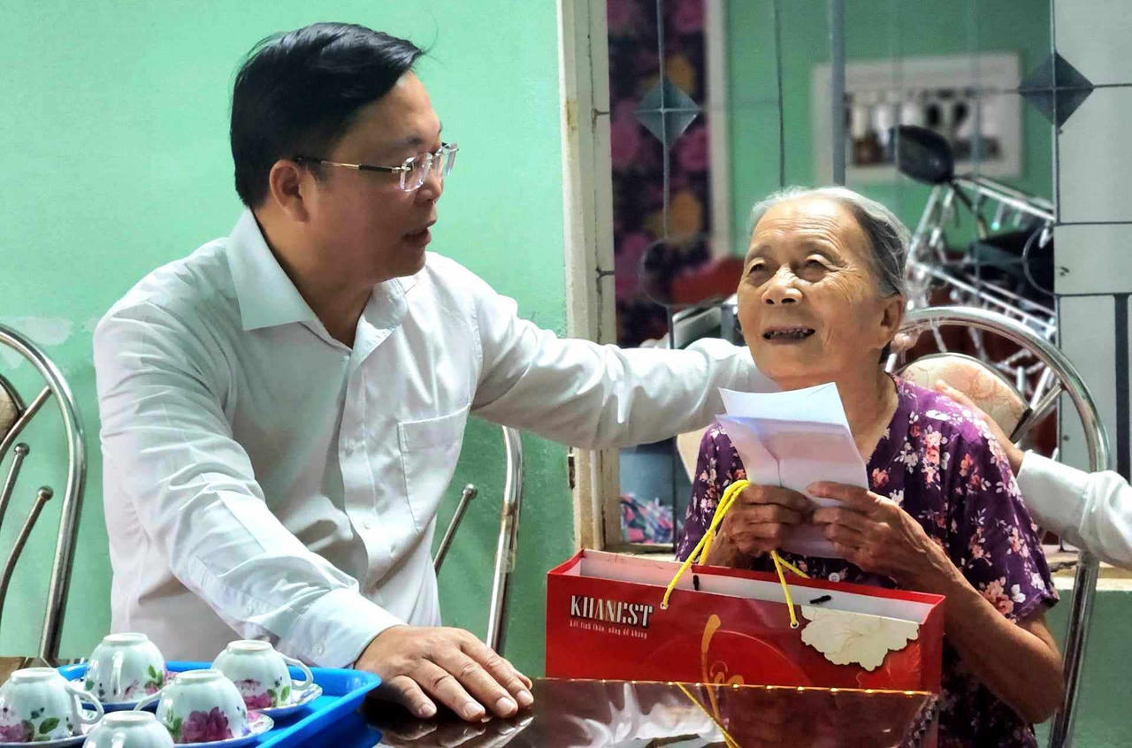 Chủ tịch Mặt trận tổ quốc tỉnh Quảng Nam tới thăm gia đình người có công tại huyện Đại Lộc