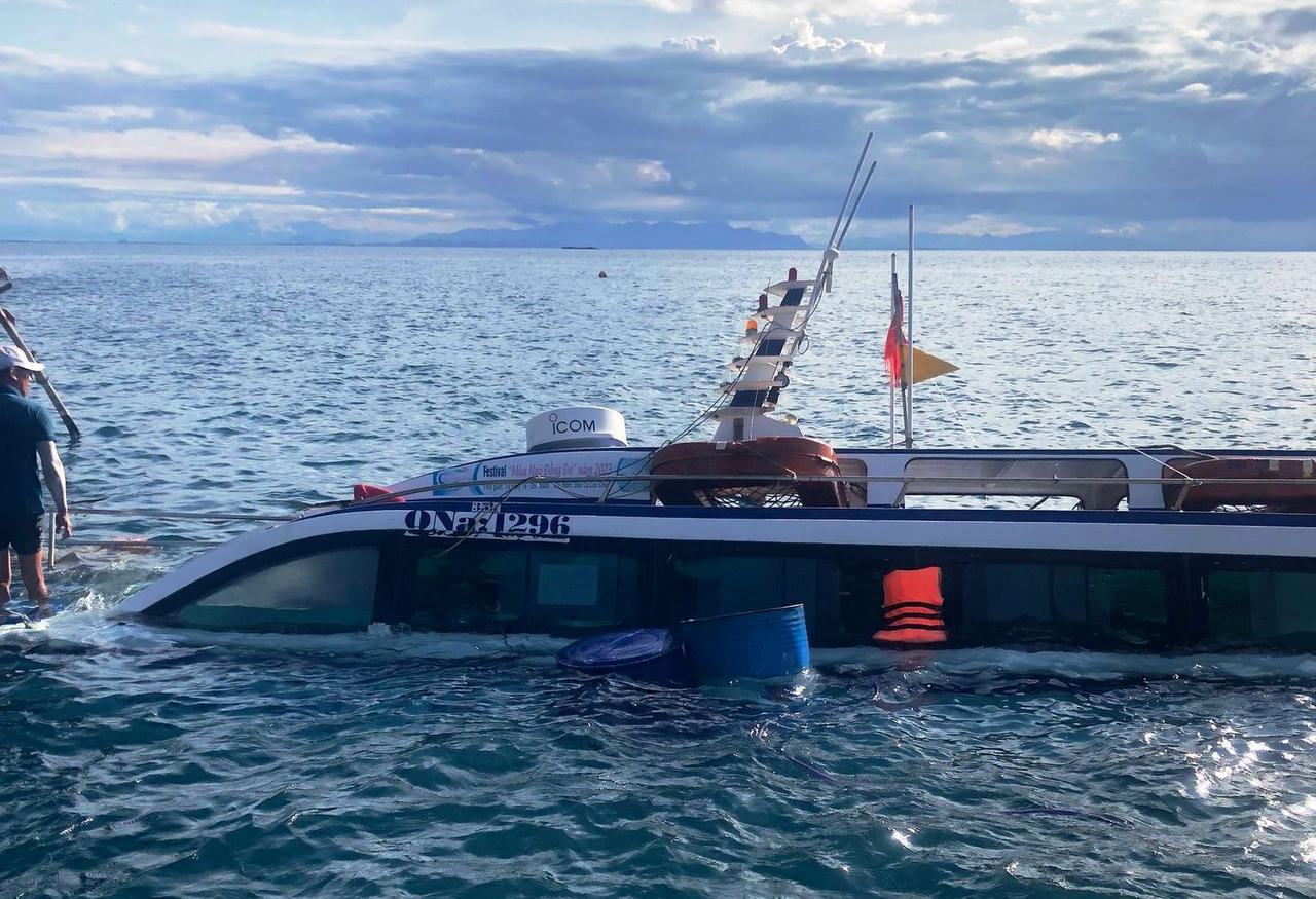 Cano du lịch chìm ở đảo Cù Lao Chàm, 23 người may mắn thoát nạn