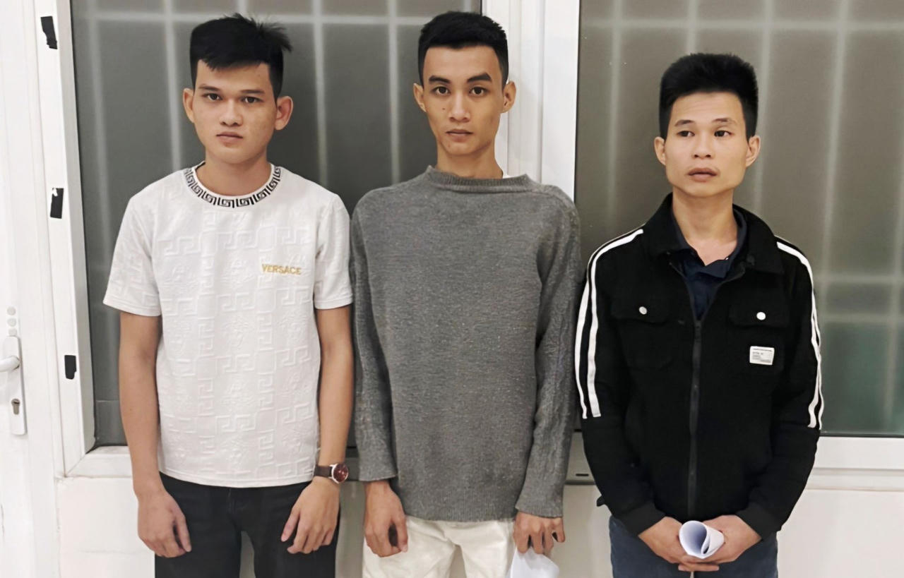 Dừng đèn đỏ, nam thanh niên bị nhóm người đánh bất tỉnh cướp tài sản