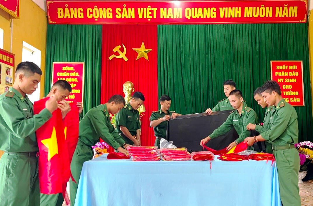 Phát cờ Tổ quốc và băng tang cho người dân biên giới Quảng Nam