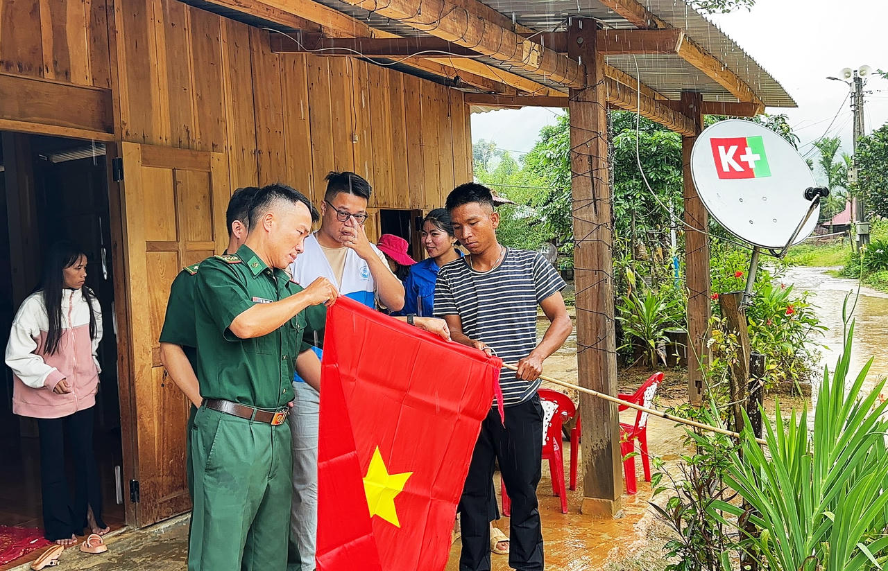 Phát cờ Tổ quốc và băng tang cho người dân biên giới Quảng Nam