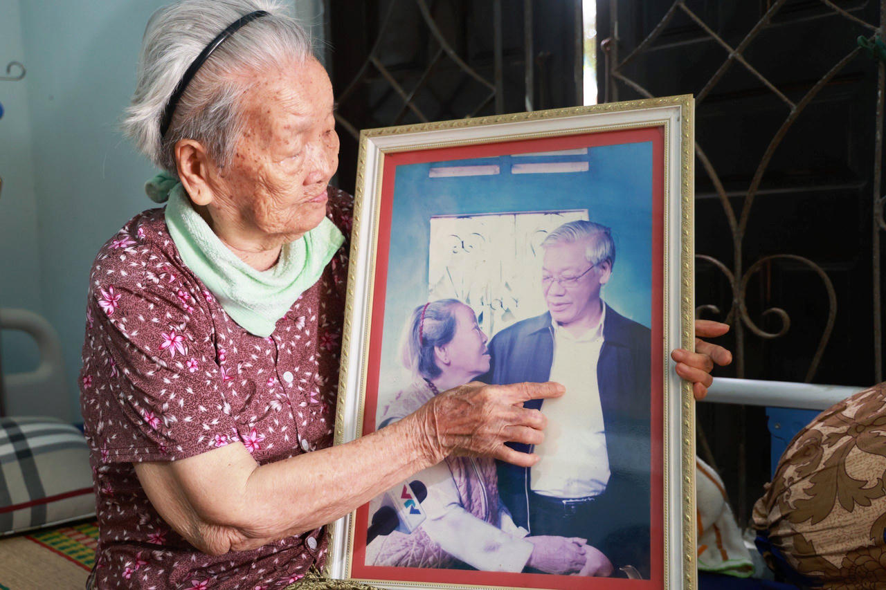 Ký ức hạnh phúc của cô bé làng biển khi Tổng Bí thư Nguyễn Phú Trọng bế trên tay